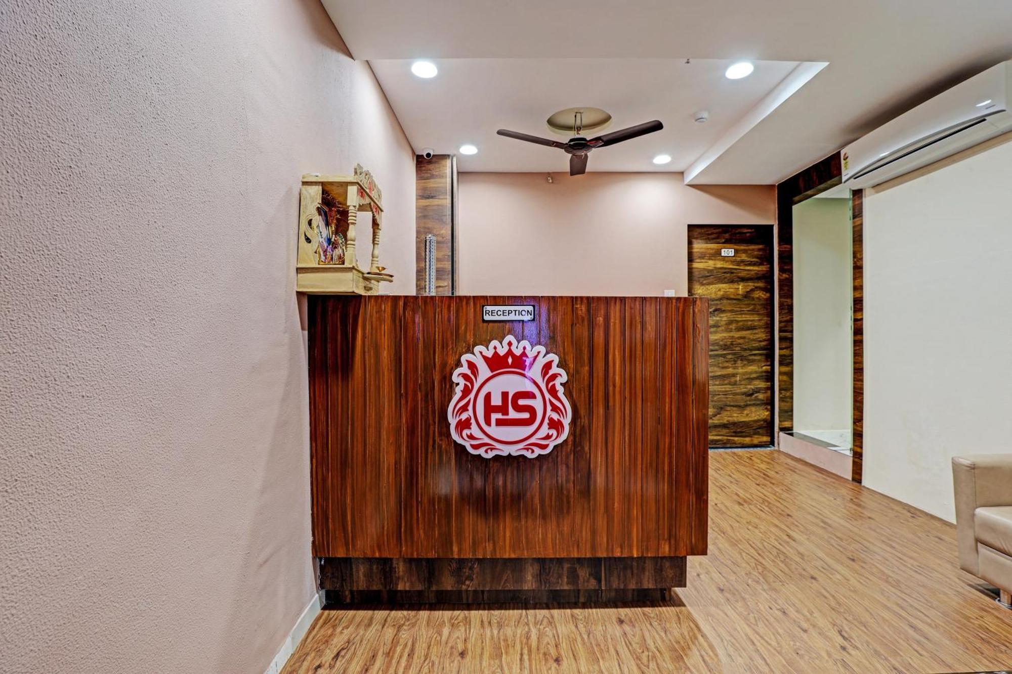سورات Collection O Hotel Swarg المظهر الخارجي الصورة